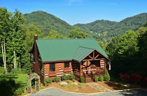 Boone Cabin | ☆ Luxury ☆ Cabin☆3BR☆Firepit☆Fireplace☆Deck☆Porch☆3 Smart TVs☆Mountains☆Jacuzzi☆