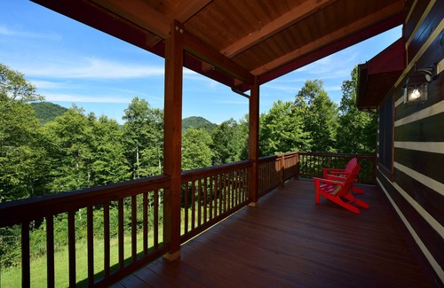 Boone Cabin | ☆ Luxury ☆ Cabin☆3BR☆Firepit☆Fireplace☆Deck☆Porch☆3 Smart TVs☆Mountains☆Jacuzzi☆