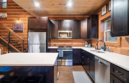 Wears Valley Cabin | LUXURY CABIN | MOUNTAIN VIEWS | HOT TUB |GAME ROOM