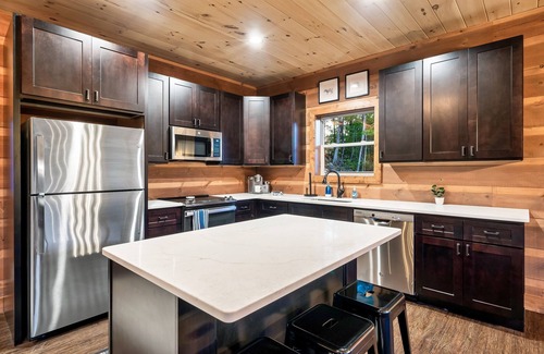 Wears Valley Cabin | LUXURY CABIN | MOUNTAIN VIEWS | HOT TUB |GAME ROOM