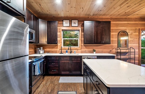 Wears Valley Cabin | LUXURY CABIN | MOUNTAIN VIEWS | HOT TUB |GAME ROOM
