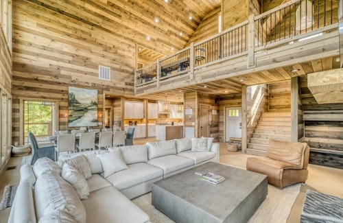 Gatlinburg - Pigeon Forge Cabin | Luxury Cabin/Private Pool/Hot tub/Theater