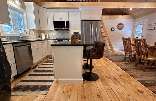 Lake Luzerne Cabin | Luxury Cabin Sleeps 4 to 7 - mins to Lake George