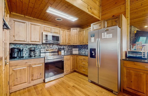 Wears Valley Cabin | Luxury Cabin w/Hot Tub, Two-Tier Deck, Panoramic Views & Free Attraction Passes