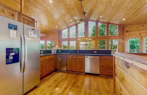 Wears Valley Cabin | Luxury Cabin w/Hot Tub, Two-Tier Deck, Panoramic Views & Free Attraction Passes