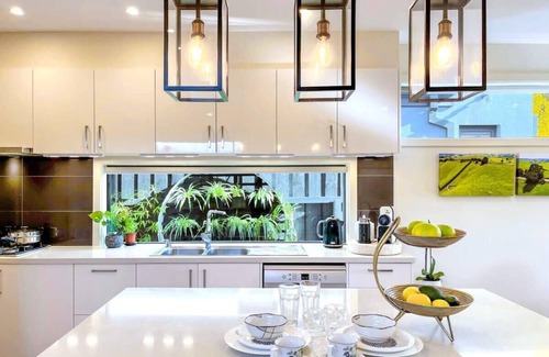 Camberwell House | Luxury Camberwell 3BR Retreat | Sunny Deck & Yard