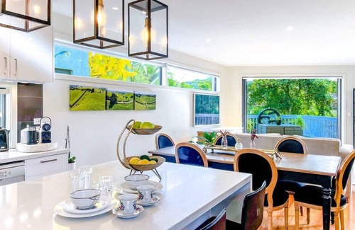 Camberwell House | Luxury Camberwell 3BR Retreat | Sunny Deck & Yard