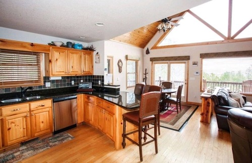 Unaka Cabin | Luxury Chalet w/Views, Wi-fi, Hot Tub & Pool Table