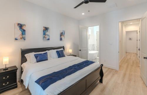 South Central Houston House | Luxury Charming 3BR 3Bath Free Wi-FI 8 Guests, Gated Home, Houston Downtown