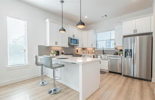 South Central Houston House | Luxury Charming 3BR 3Bath Free Wi-FI 8 Guests, Gated Home, Houston Downtown