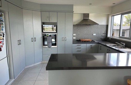 Tindalls Beach House | LUXURY CLIFFTOP " RETREAT " in TINDALLS BAY, WHANGAPARAOA PENINSULAR