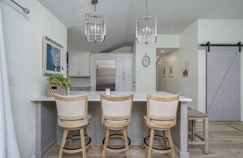 Isle of Palms Apartment | Luxury Coastal Cottage With Pool