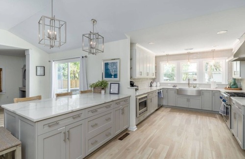 Isle of Palms Apartment | Luxury Coastal Cottage With Pool