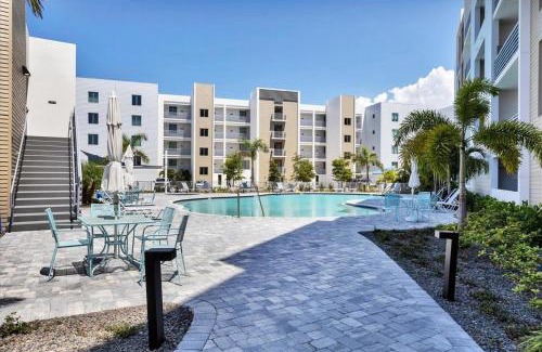 Central Sarasota Apartment | Luxury Condo on Sarasota Bay - Minutes for Downtown, Airport, Siesta and Lido Beach