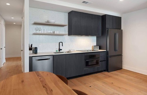 Rainey Street Historic District Condo | Luxury Condo/Rooftop Pool/Gym/Rainey St