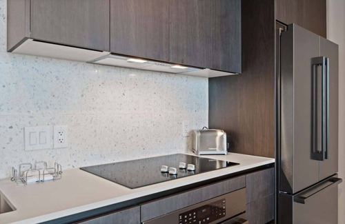 Rainey Street Historic District Condo | Luxury Condo/Rooftop Pool/Gym/Rainey St