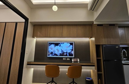 Bonifacio Global City Apartment | Luxury condo with gym,WiFi,NETFLIX at Park Mckinley West, Venice, SM Aura BGC