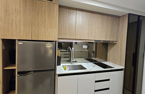 Bonifacio Global City Apartment | Luxury condo with gym,WiFi,NETFLIX at Park Mckinley West, Venice, SM Aura BGC