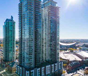 Victoria Park House | Luxury Corner Unit DT w Tower Views! Near Stampede, BMO Centre! FREE Banff Pass, Parking, Wine!