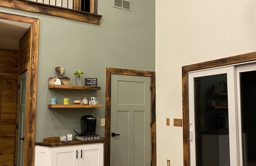 Jamestown Cottage | Luxury Cottage with pool, Less than 2 miles from Jamestown Marina!