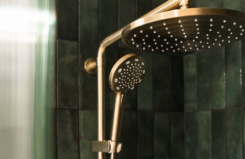 Anstruther Cabin | Luxury country lodge with wood fire hot tub near St Andrews, Scotland