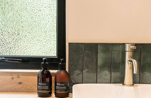 Anstruther Cabin | Luxury country lodge with wood fire hot tub near St Andrews, Scotland