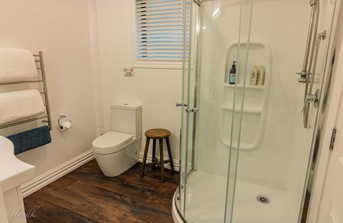 Omarama House | Luxury county guest house with continental breakfast/our own free range eggs