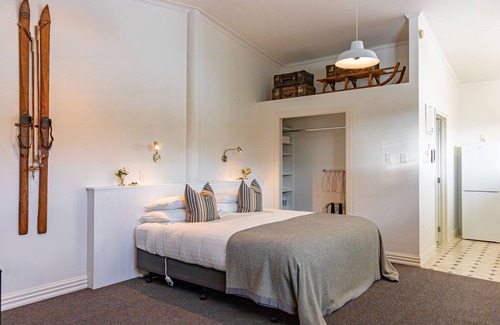 Omarama House | Luxury county guest house with continental breakfast/our own free range eggs