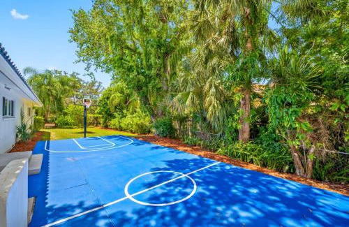 Anona Villa | Luxury Cristiano Manor 8BR w Pool - 20 Guests