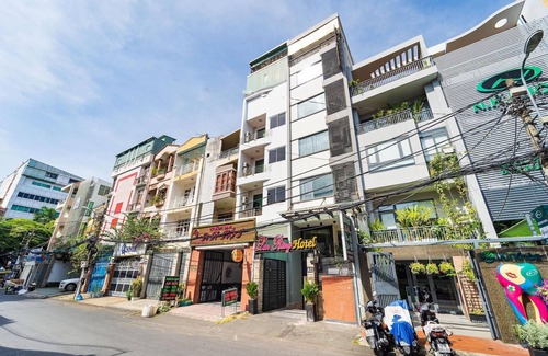 District 10 House | Luxury DBL Retreat | Steps to Van Hanh Hospital