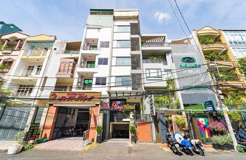 District 10 House | Luxury DBL Retreat | Steps to Van Hanh Hospital
