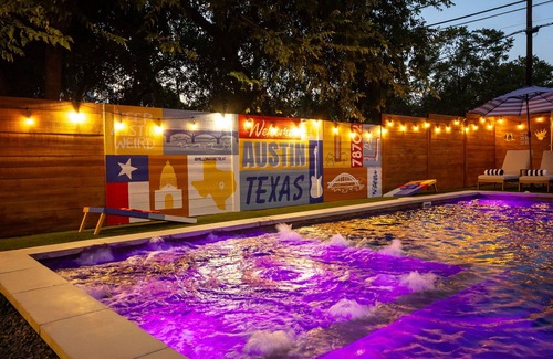East Cesar Chavez House | Luxury Downtown Retreat w/Pool+Hot Tub, 6Bdr