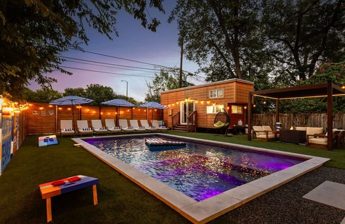 East Cesar Chavez House | Luxury Downtown Retreat w/Pool+Hot Tub, 6Bdr