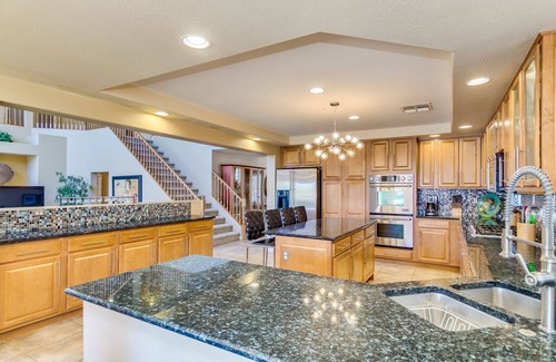 Pleasant Valley House | LUXURY DREAM HOME, 6 bdrm pool/hot tub, 8 flat tvs, fire pits, 5000 sq ft