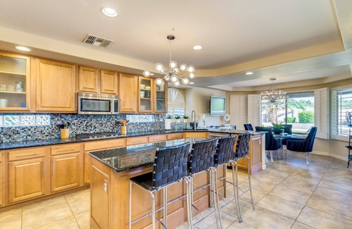 Pleasant Valley House | LUXURY DREAM HOME, 6 bdrm pool/hot tub, 8 flat tvs, fire pits, 5000 sq ft