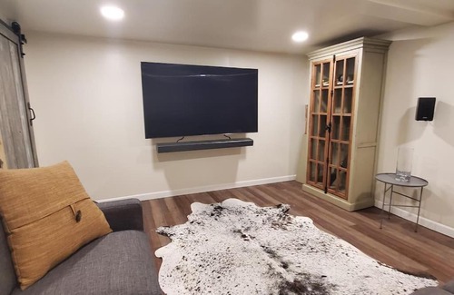 South Addition House | Luxury DT Cottage - Free Parking - Self Check-In