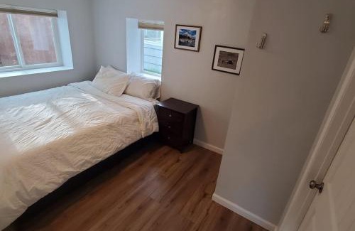 South Addition House | Luxury DT Cottage - Free Parking - Self Check-In