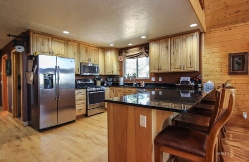 Duck Creek Village House | LUXURY Duck Creek Pines Cabin, Trailside Lodge backs forest!