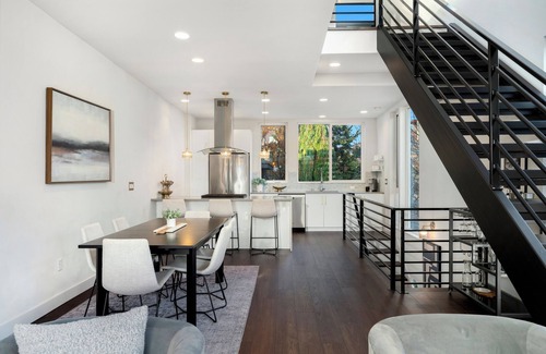 Eastlake House | Luxury End Unit Townhome with Views of Space Needle and Lake Union w/Parking!