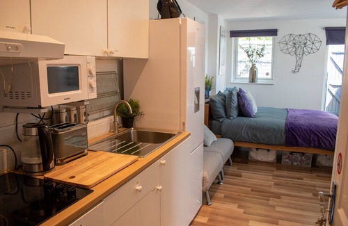 Bishop's Stortford Apartment | Luxury ensuite apartment with terrace and full kitchen