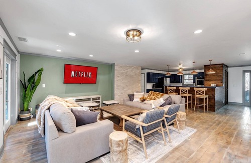 Highlands House | Luxury-Family Friendly-Game Room-Huge Porch-Comfortable/Beautiful Beds