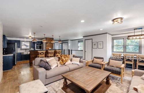 Highlands House | Luxury-Family Friendly-Game Room-Huge Porch-Comfortable/Beautiful Beds