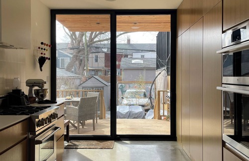 Leslieville House | Luxury Family Home Near Beaches & Parks | Sleeps 9 | Chef’s Kitchen & Yard