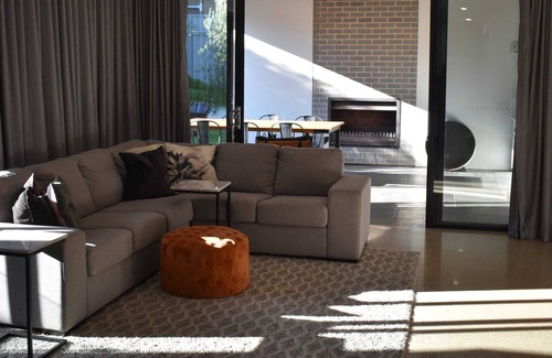 Kennington Apartment | Luxury family home with pool. 3 minutes from CBD.