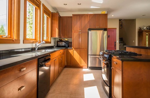Brackendale House | Luxury Family Home with 2 Primary Suites (license no.00009207)