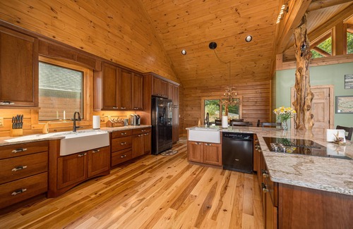 Townsend Cabin | Luxury Family Lodge w/Amazing re-Views/Game Room/Hot-tub/Pool/10 min2Cades Cove