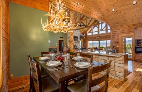 Townsend Cabin | Luxury Family Lodge w/Amazing re-Views/Game Room/Hot-tub/Pool/10 min2Cades Cove