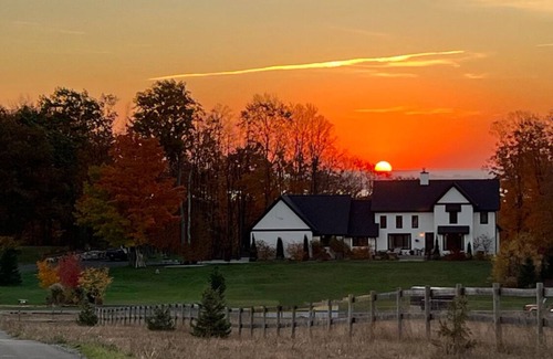 Traverse City House | Luxury Farm Stay on Leelanau Wine Trail. Minutes to Downtown Traverse City.
