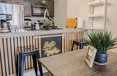 Agincourt Condo | Luxury Farmhouse High-Rise Condo With CN Tower City View, Pool, Hot Tub