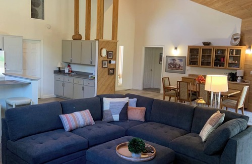 Flagstaff House | Luxury Flagstaff Grand Canyon house Golf view, A/C 3 bed,3bath QUIET Top Rated.